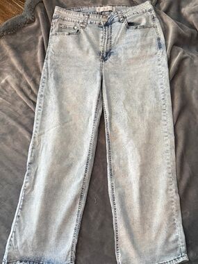New Max Women's Size 10 Light Wash Cropped Wide Leg Jeans